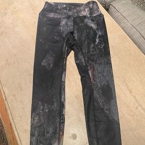 ALO high rise leggings- great limited edition print!! Size Large